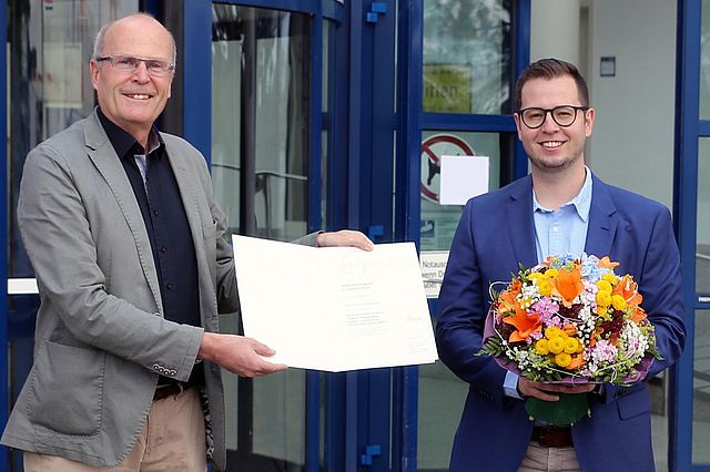 Die Verleihung des Serafin Forschungspreis zu Unternehmertum 2020 in Corona-Zeiten. v.l.n.r.: Prof. Dr. Marcel Tyrell und Dennis Depping