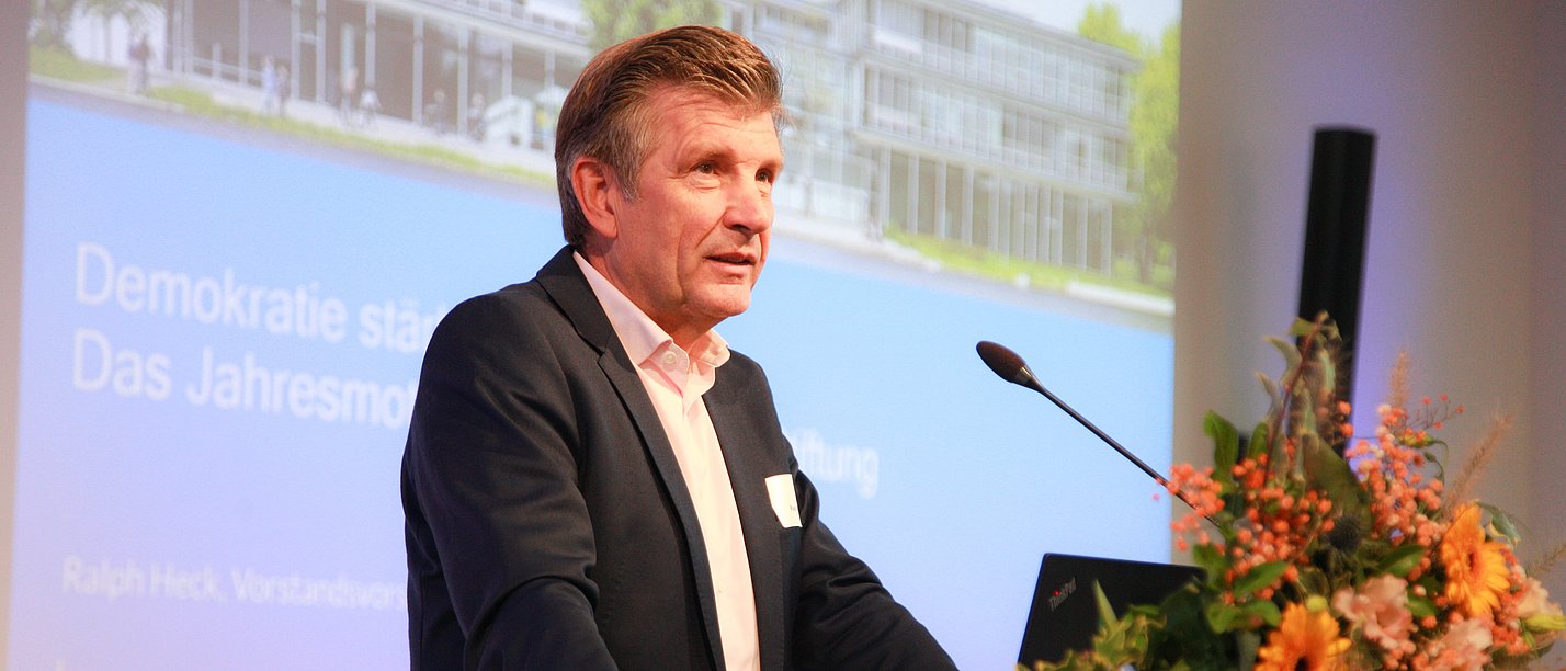 Der erfahrene Berater, Manager und Unternehmer Dr. Ralph Heck hält hierzu einen Gastvortrag an der UW/H. (Foto: RMI I Thomas Witte) Portrait eines Mannes am Rednerpult.