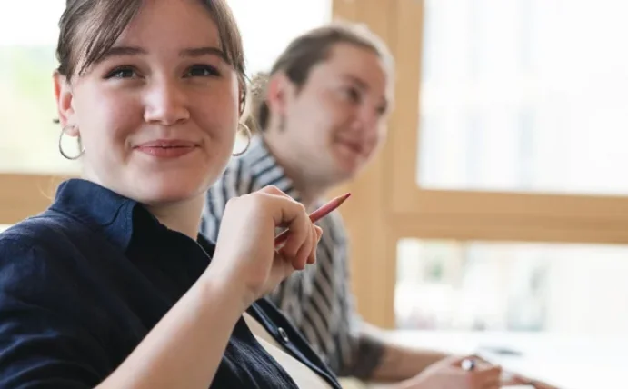 Eine Studentin lächelt in die Kamera.