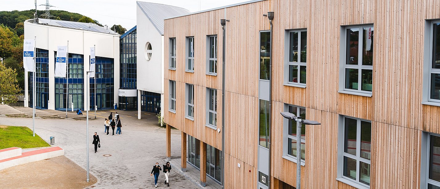 Bei einem geführten Rundgang lernen Studieninteressierte den Campus der UW/H kennen (Foto: UW/H | Johannes Buldmann)