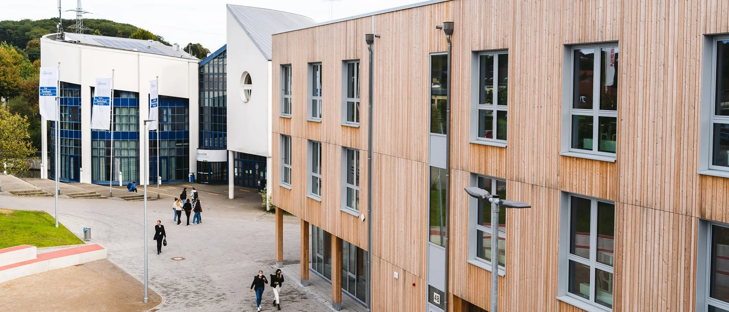 Bei einem geführten Rundgang lernen Studieninteressierte den Campus der UW/H kennen (Foto: UW/H | Johannes Buldmann)