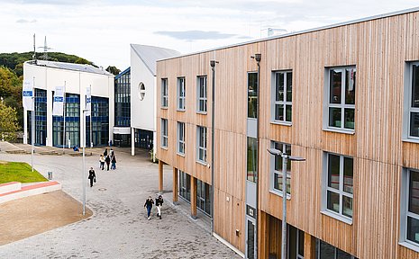 Bei einem geführten Rundgang lernen Studieninteressierte den Campus der UW/H kennen (Foto: UW/H | Johannes Buldmann)