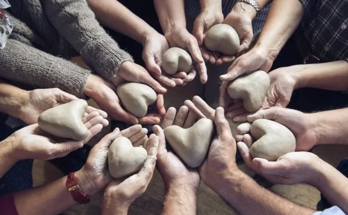 Hände mit Tonherzen