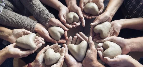 Hände mit Tonherzen