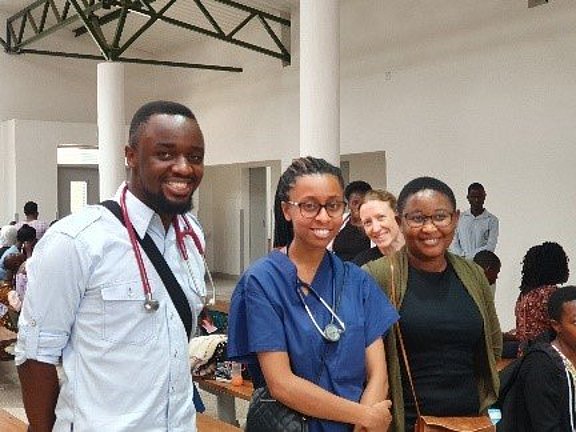 Mehrere Personen lachen in die Kamera