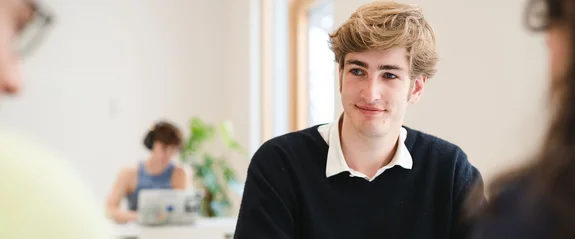 Gemeinsam arbeiten im Lernflur der UW/H (Foto: UW/H | Johannes Buldmann) Studierende arbeiten gemeinsam im Lernflur der UW/H.