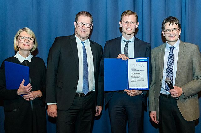 Lukas Wechselberger mit der Urkunde umgeben von Jurymitgliedern und Preisstiftern (Copyright Bild "Deutsche Kontinenzgesellschaft")