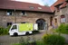 Ein E-Auto steht im Innenhof des Christopherus-Hofs.