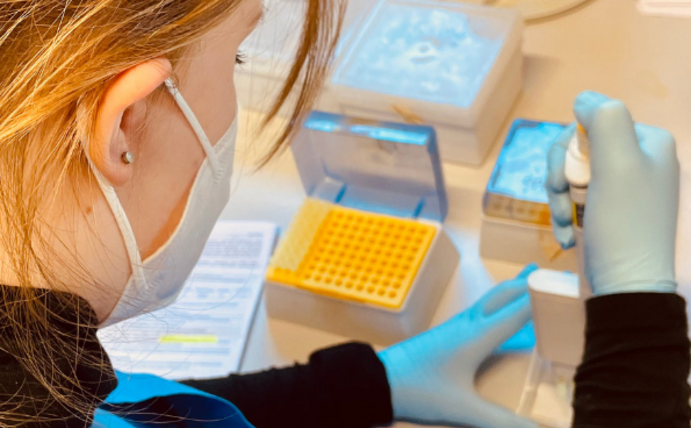 Eine Wissenschaftlerin macht Untersuchungen im Labor.