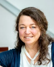 Porträtfoto von Claudia Dinand