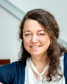 Claudia Dinand (Foto: UW/H) Porträtfoto von Claudia Dinand