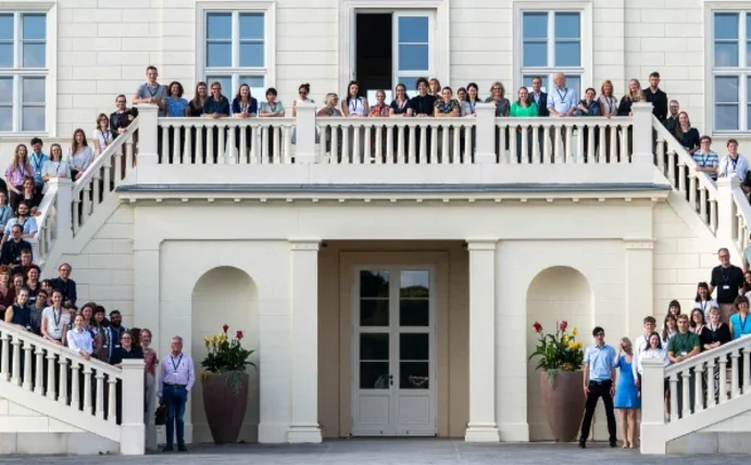 Gruppenfoto auf dem Stufen des Schlosses Herrenhausen in Hannover.