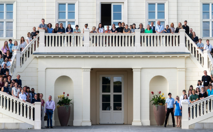 In July, the SO LONELY! symposium took place in Hanover under the direction of Prof Dr Susanne Bücker from the University of Applied Sciences and Arts Hanover. Group photo on the steps of Herrenhausen Palace in Hanover.