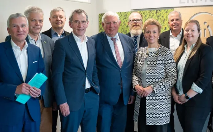 Gruppenfoto von 14 Personen