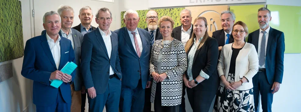 Gruppenfoto von 14 Personen