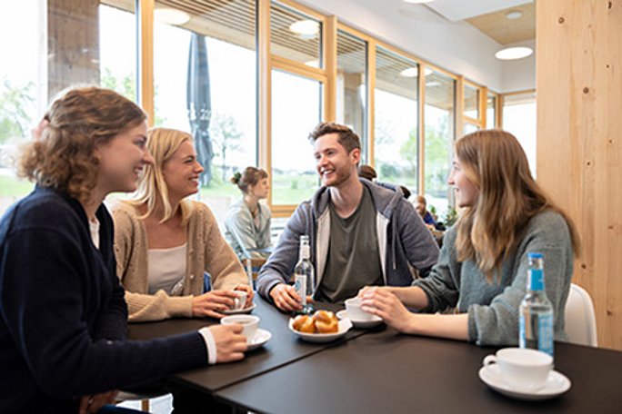 Studierende im Café Larix