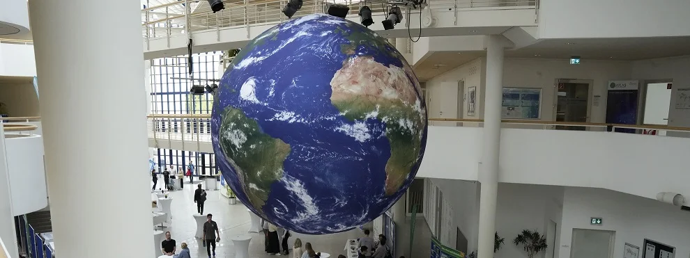 Große Weltkugel hängt an der Decke der Halle in der Universität