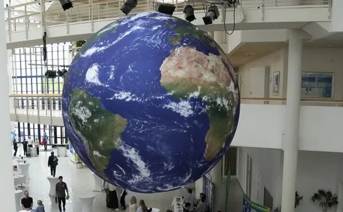 Große Weltkugel hängt an der Decke der Halle in der Universität