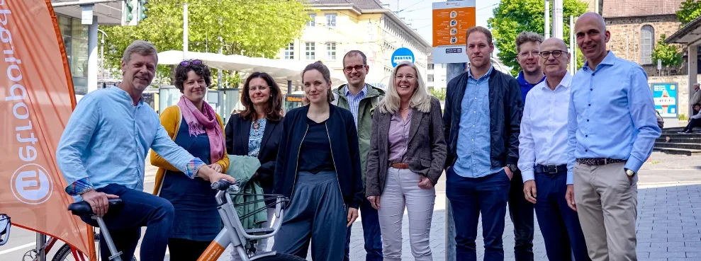 Eine Gruppe Menschen lächelt in die Kamera.