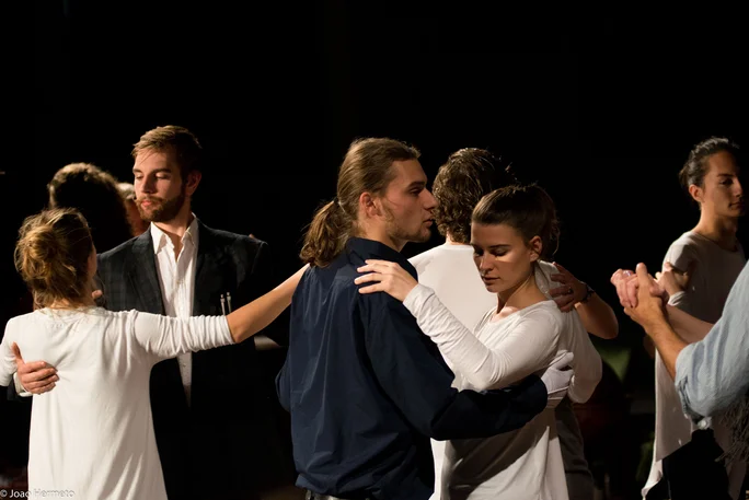 Studierende des Theaterkurses tanzen bei ihrer Aufführung