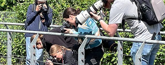 Eindruck aus dem Kurs Fotografische Ethnografie Studierende im Kurs Fotografische Ethnografie stehen auf einer Brücke und fotografieren.