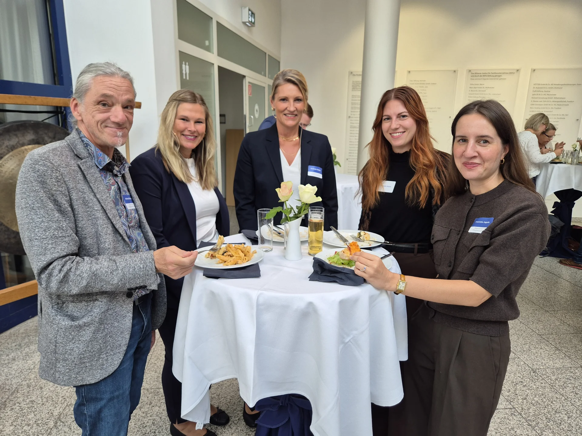 30 Jahre Pflegewissenschaft (Foto: Kristin Schütz) Fünf Personen stehen um einen runden Stehtisch