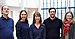 Gruppenfoto von fünf Personen, die in die Kamera lächeln.