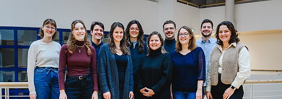 Das Team des Lehrstuhls für Klinische Psychologie und Psychotherapie III Gruppenbild mit weiblichen und männlichen Personen.