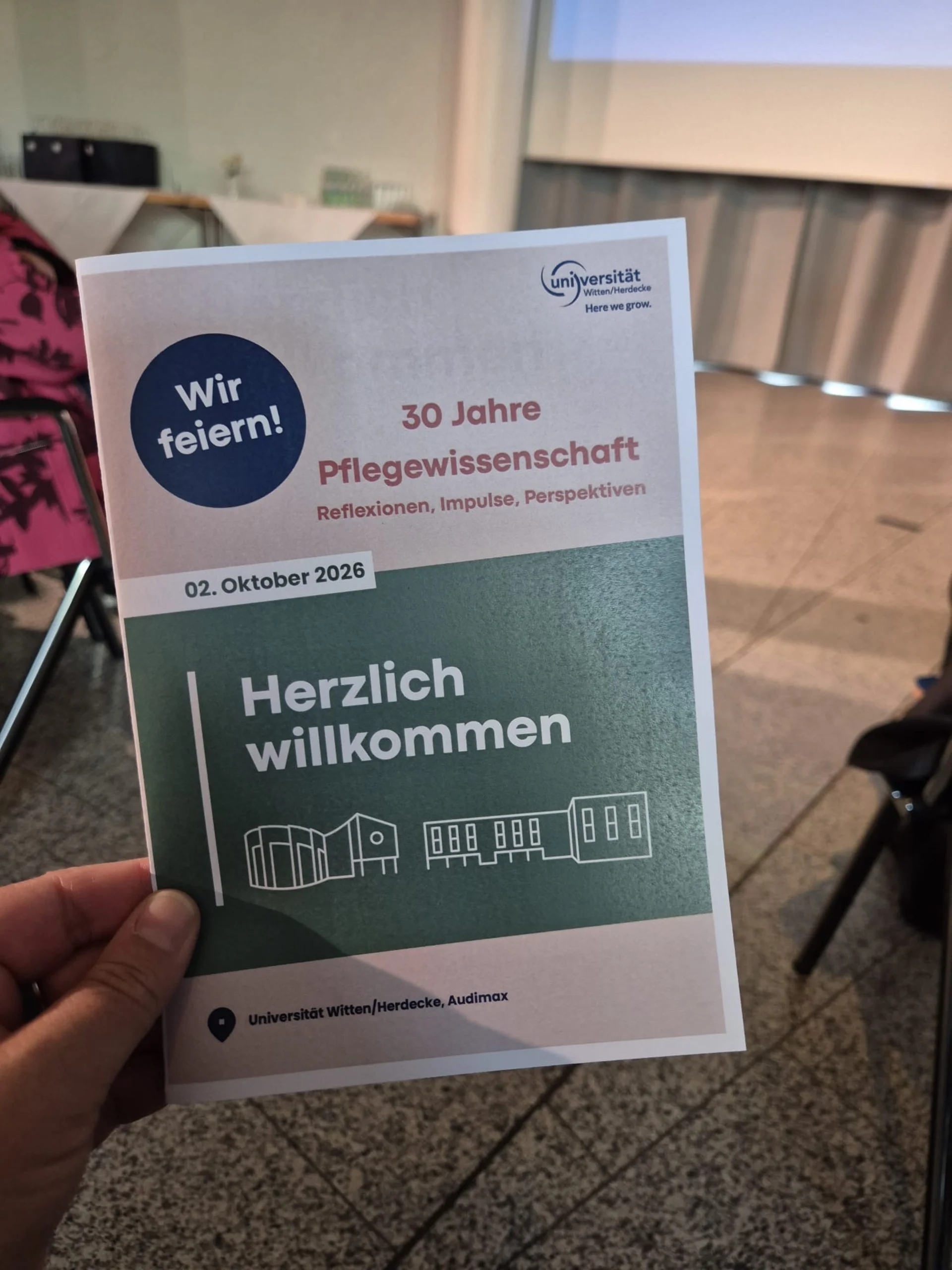 Flyer 30 Jahre PFlegewissenschaft (Foto: Kristin Schütz) Ein Flyer zur Begrüßung anlässlich des 30. Jubiläums der Pflegewissenschaft