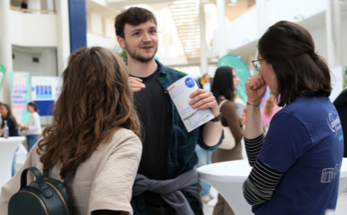 Drei Personen unterhalten sich.