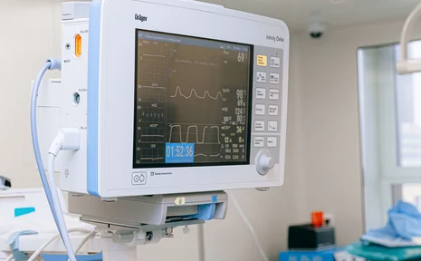 This digital live event offers insights into emergency medicine in Denmark. (Photo: Pexels │Anna Shvets) A close-up of a vital signs monitor in an operating theatre.