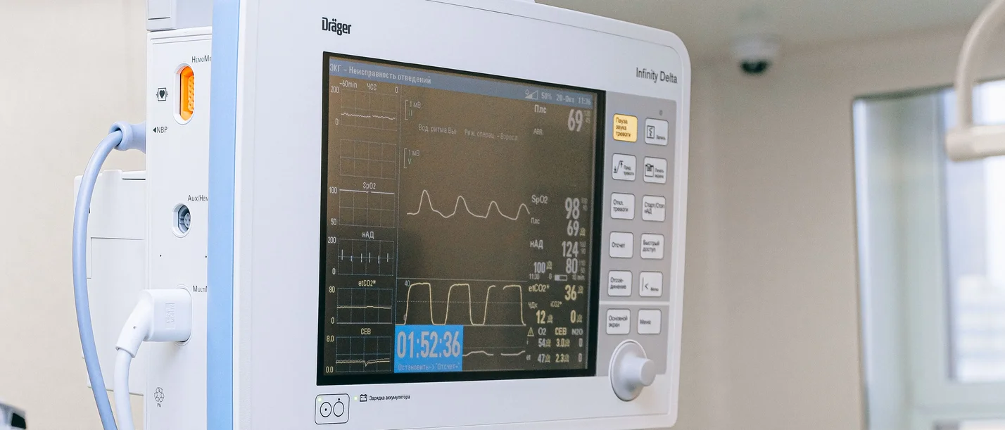 This digital live event offers insights into emergency medicine in Denmark. (Photo: Pexels │Anna Shvets) A close-up of a vital signs monitor in an operating theatre.