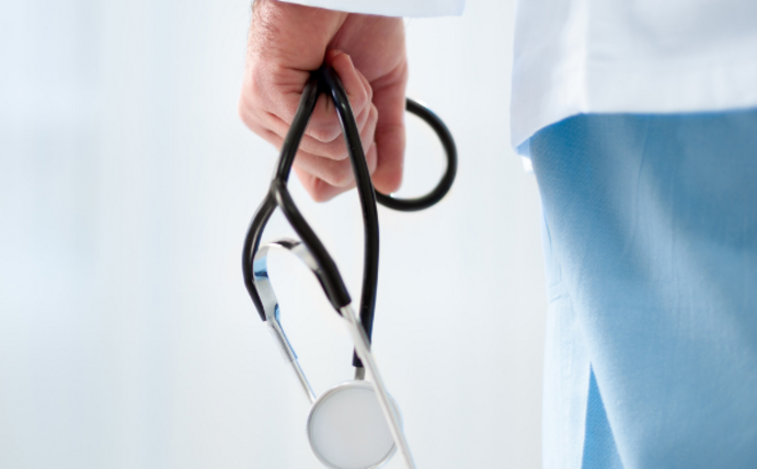 At the Citizens' University, Prof Dr Petra Thürmann talks about the challenges in the healthcare system. (Photo: Canva) Close-up of a hand holding a stethoscope.