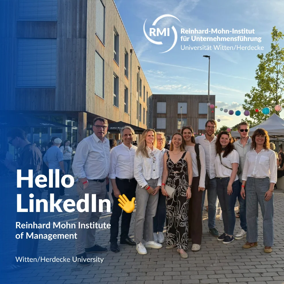 Das RMI Team steht vor dem UW/H-Neubau