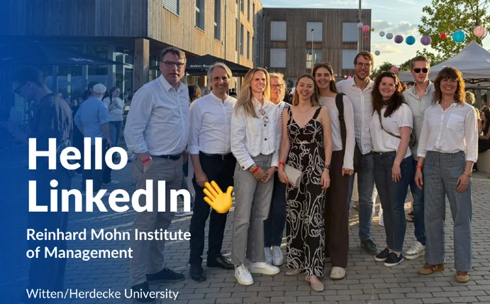 Das RMI Team steht vor dem UW/H-Neubau