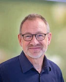 Univ.-Prof. Dr. med. Achim Mortsiefer (Foto: privat) Porträtfoto von Univ.-Prof. Dr. med. Achim Mortsiefer