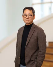 Porträtfoto von Prof. Dr. Kazuma Matoba