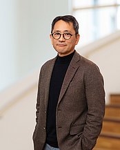 Porträtfoto von Prof. Dr. Kazuma Matoba