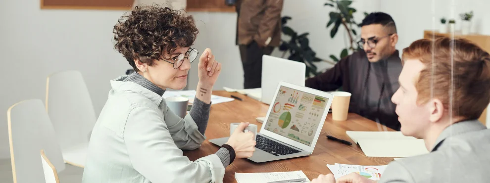 Drei Menschen in einer Besprechung