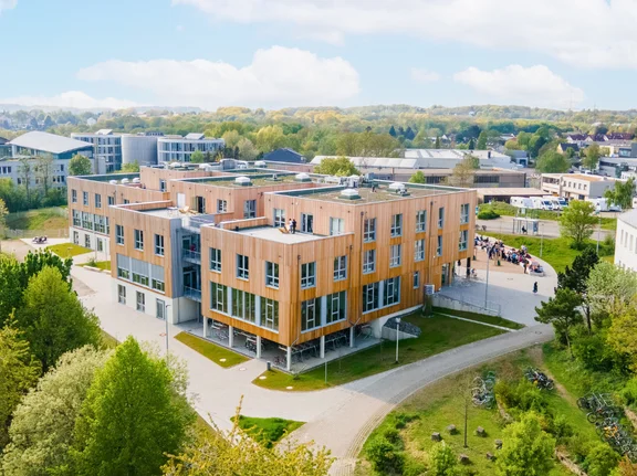 Mit dem Holzhybridbau hat die UW/H eines der nachhaltigsten Hochschulgebäude Deutschlands eröffnet. (Foto: UW/H I Johannes Buldmann) Drohnenansicht auf das neue Holzgebäude