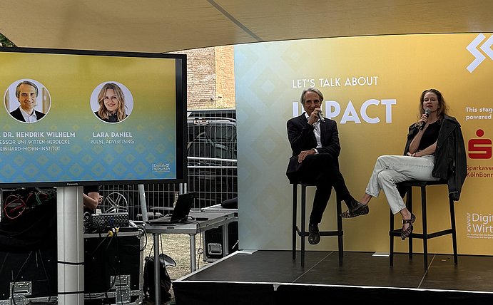 Foto von Hendrik Wilhelm und Lara Daniel beim Talk