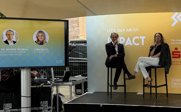 Foto von Hendrik Wilhelm und Lara Daniel beim Talk