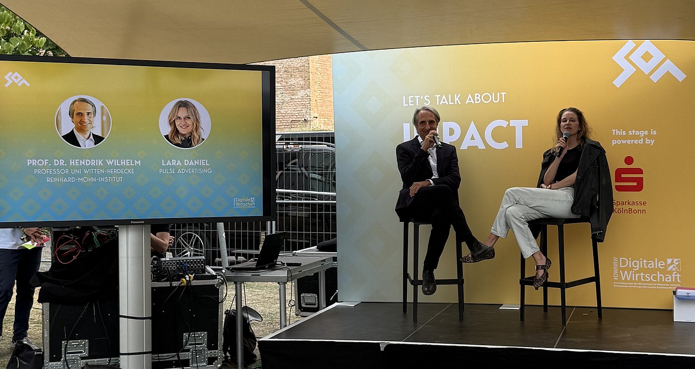 Foto von Hendrik Wilhelm und Lara Daniel beim Talk