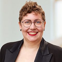 Lisa Hemp ist Absolventin im Bachelor-Studiengang Philosophie, Politik und Ökonomik (PPÖ) in Witten