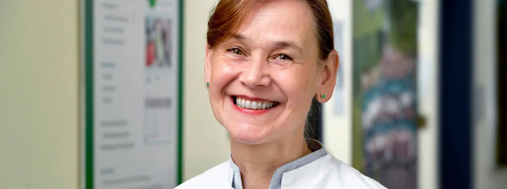 Portrait Foto von Petra Thürmann im Arztkittel