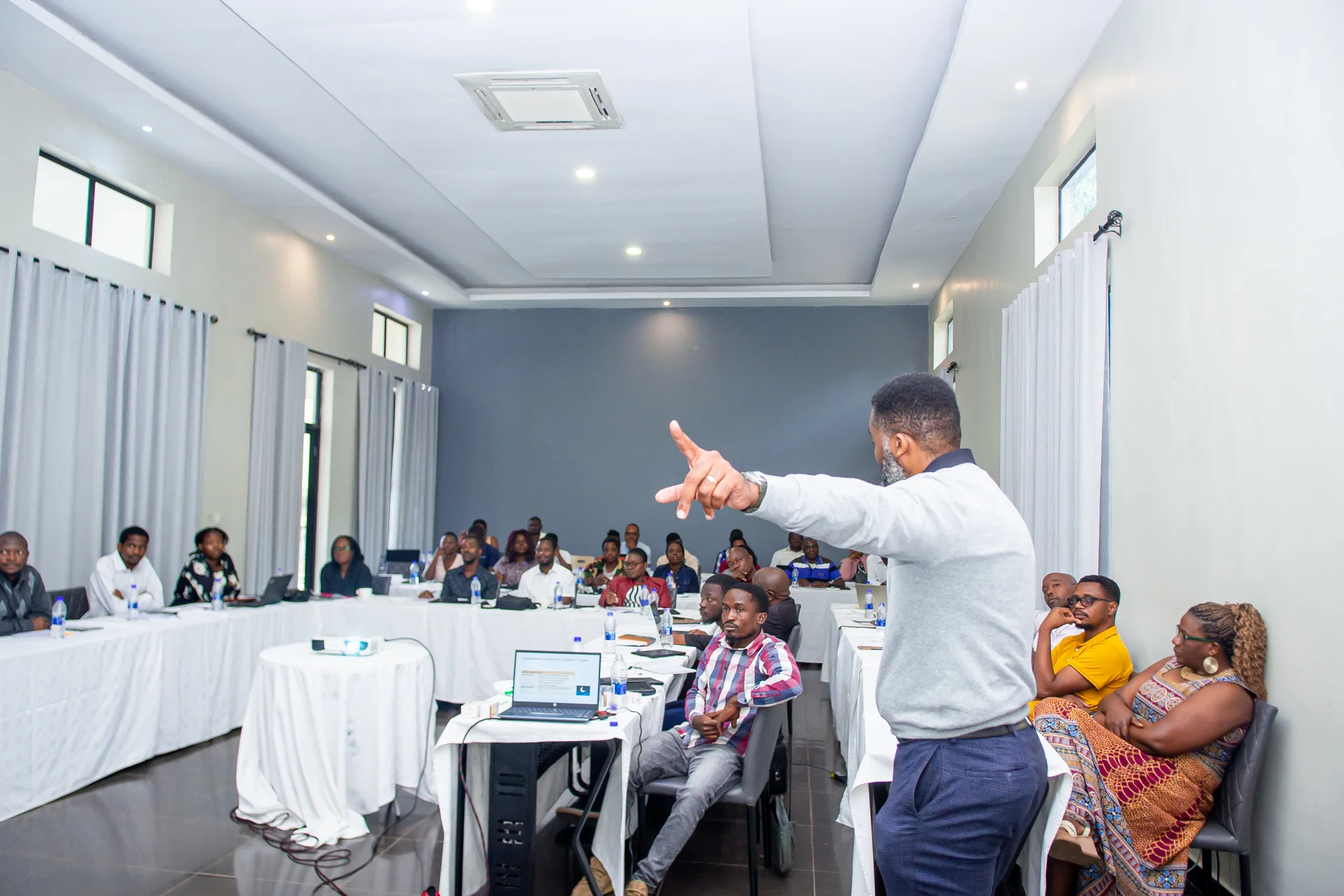 Dr. Amos Msekandiana leitet den Unterricht. (Training of Trainers, 2025)