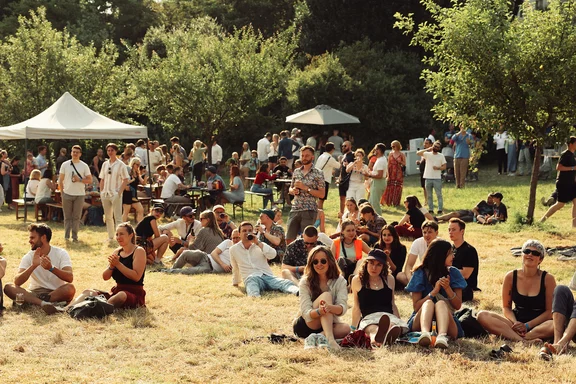 Celebrations in Witten (Photo: UW/H | Cara Wanderer) The summery photo shows a large crowd sitting or standing on the lawn, chatting and having a drink.