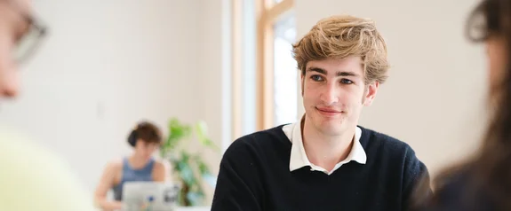 Gemeinsam arbeiten im Lernflur der UW/H (Foto: UW/H | Johannes Buldmann) Studierende arbeiten gemeinsam im Lernflur der UW/H.