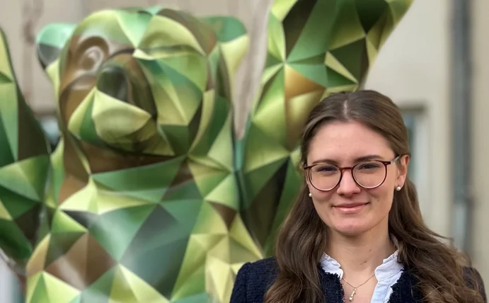 Frederike Westphalen vor dem Berliner Bären in Bundeswehr-Farben