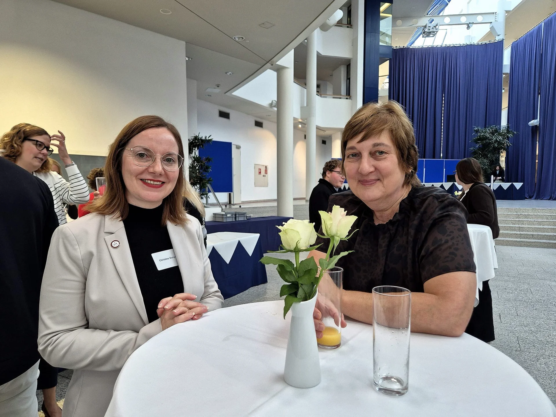 Christine Dunger und Gabriele Meyer (Foto: Kristin Schütz) Christine Dunger und Gabriele Meyer stehen an einem runden Stehtisch